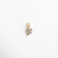 Charm dorado en forma de trébol con incrustaciones brillantes, dije dorado de trébol de cuatro hojas, diseño elegante y simbólico, colgante dorado con zirconias, ideal para atraer buena suerte y estilo