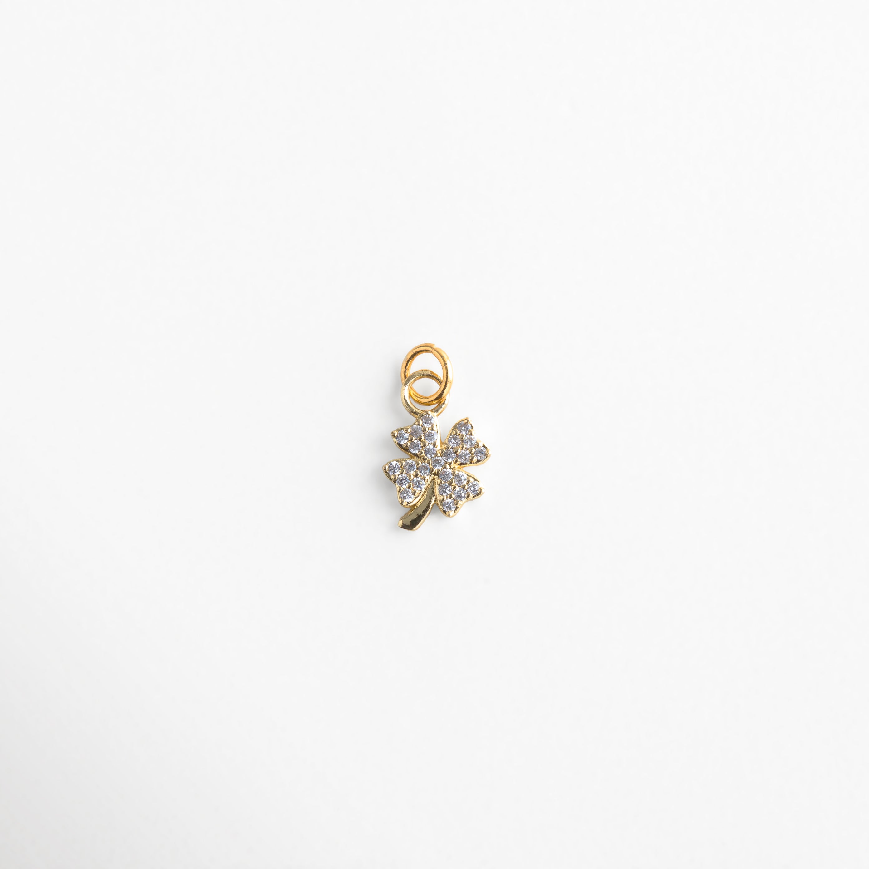 Charm dorado en forma de trébol con incrustaciones brillantes, dije dorado de trébol de cuatro hojas, diseño elegante y simbólico, colgante dorado con zirconias, ideal para atraer buena suerte y estilo