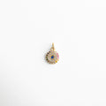 Charm dorado circular con zirconias multicolor en forma de ojo, diseño brillante y protector, símbolo del ojo turco moderno, ideal para atraer energía positiva y alejar las malas vibras con estilo