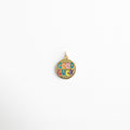 Charm dorado circular con la frase “GOOD LUCK” en colores esmaltados, diseño divertido y lleno de energía positiva, ideal para atraer buena suerte y añadir un toque colorido y alegre a cualquier look