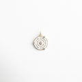Charm dorado con diseño circular y detalles brillantes, inspirado en un sistema solar minimalista, con zirconias que representan los planetas, colgante elegante y moderno ideal para quienes aman el universo y la energía cósmica