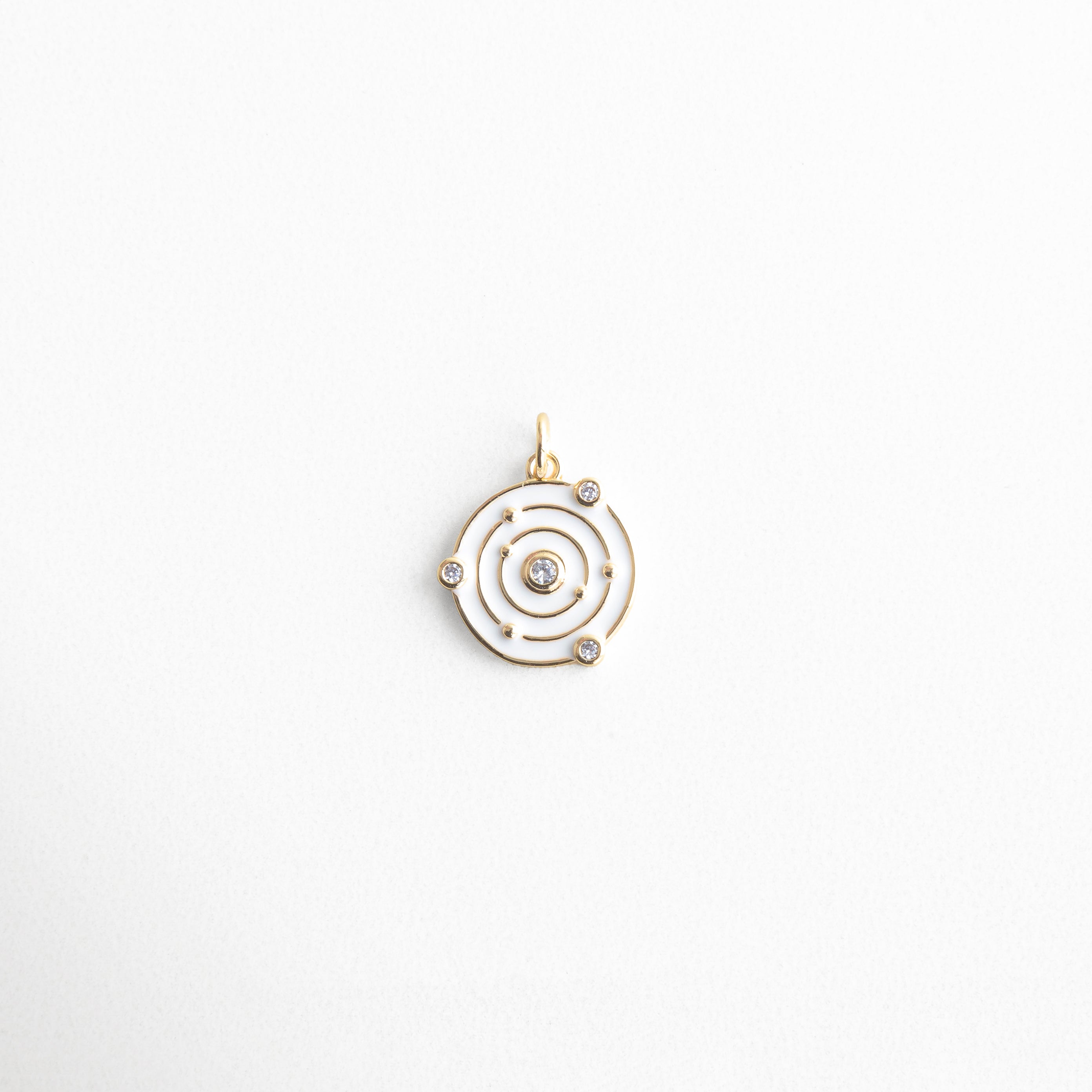 Charm dorado con diseño circular y detalles brillantes, inspirado en un sistema solar minimalista, con zirconias que representan los planetas, colgante elegante y moderno ideal para quienes aman el universo y la energía cósmica