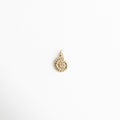 Charm dorado en forma de concha espiral con textura detallada, diseño inspirado en el mar y la naturaleza, colgante elegante y versátil ideal para quienes buscan un toque playero y sofisticado en su estilo