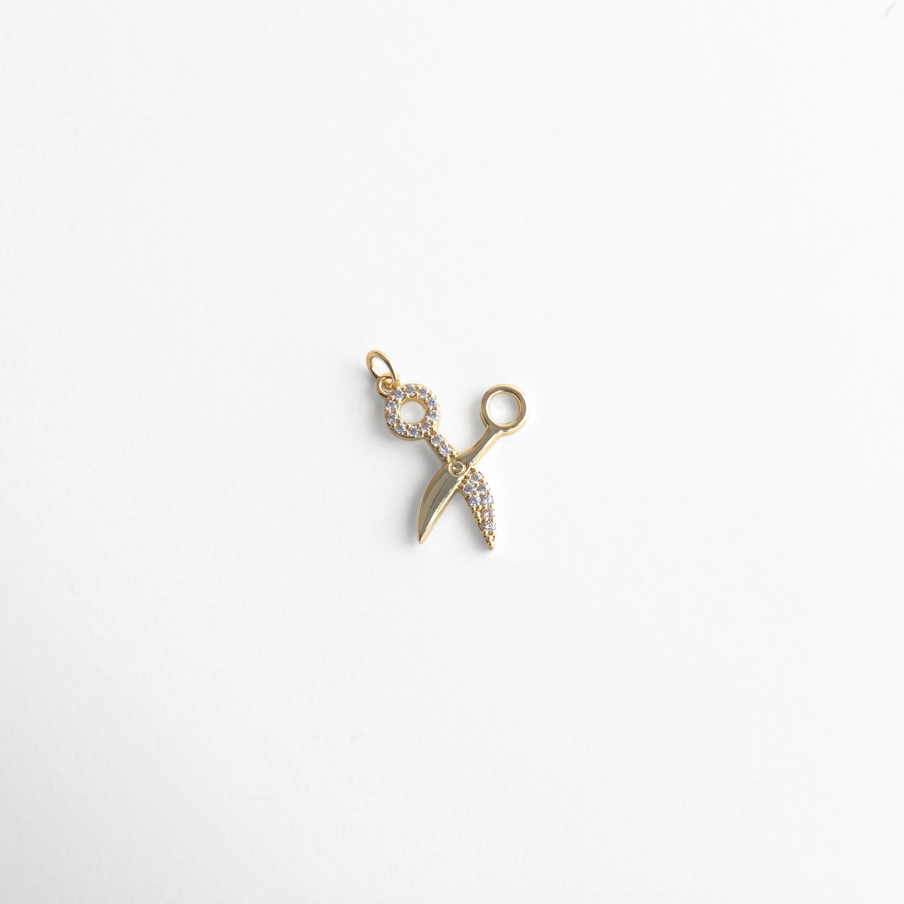 Charm dorado en forma de tijeras con incrustaciones de zirconias, detalle brillante y original, dije dorado ideal para estilistas o amantes de la moda, símbolo de creatividad y precisión