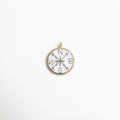 Charm dorado en forma de brújula con incrustaciones brillantes, dije dorado con diseño de puntos cardinales, símbolo de guía y dirección, colgante dorado con zirconias ideal para quienes siguen su propio camino