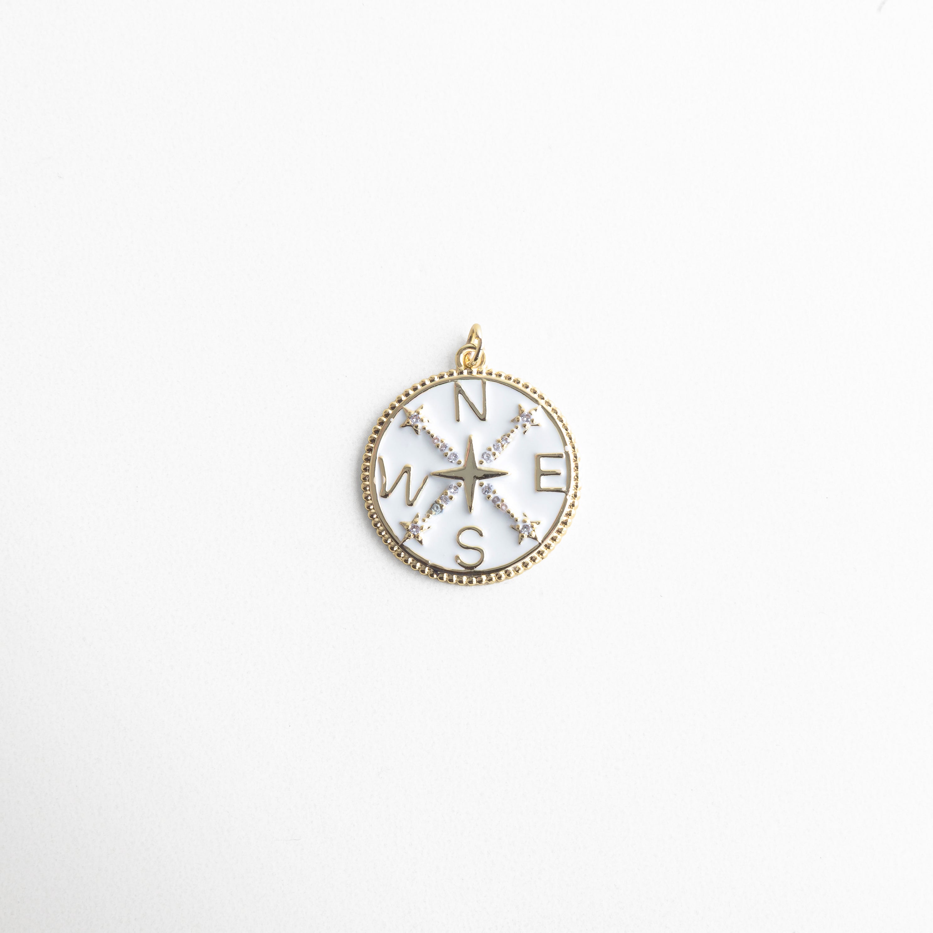 Charm dorado en forma de brújula con incrustaciones brillantes, dije dorado con diseño de puntos cardinales, símbolo de guía y dirección, colgante dorado con zirconias ideal para quienes siguen su propio camino