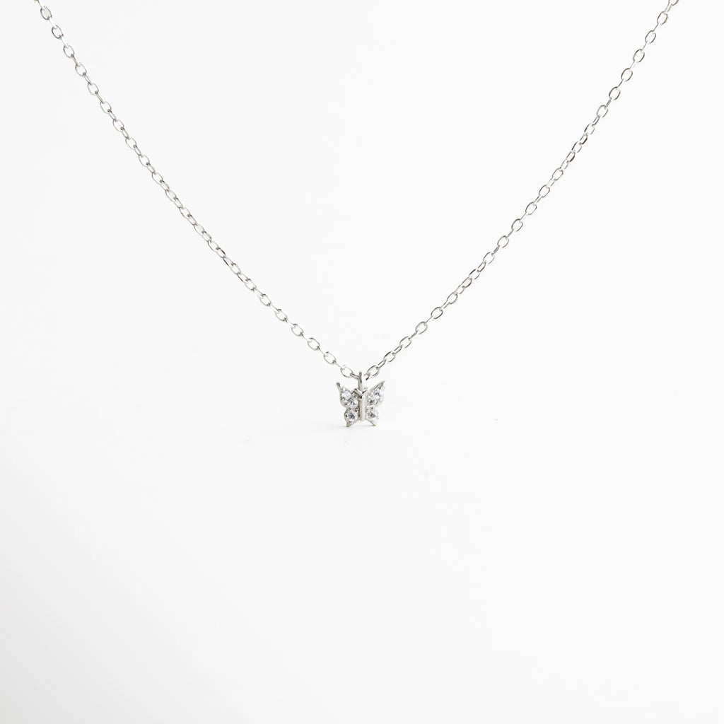 Collar plateado con cadena fina y mariposa central con destellos de zirconias, diseño sutil y elegante para uso diario o en capas.