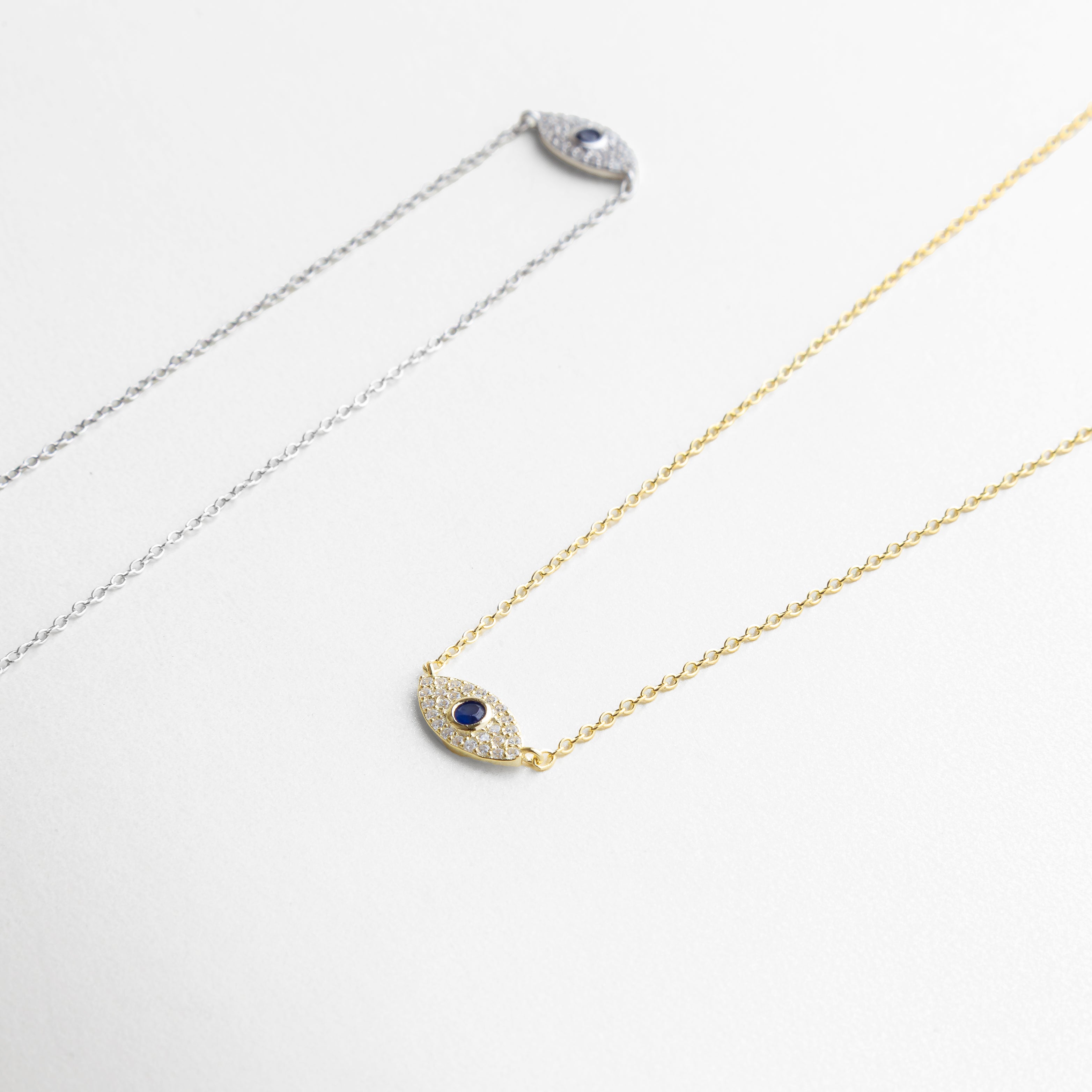 collar dorado con dije mediano de 0.5 cm, proporción delicada para uso diario, tamaño ideal para combinar en capas, collar amuleto dorado visto en proporción real, estilo versátil y elegante para cualquier ocasión