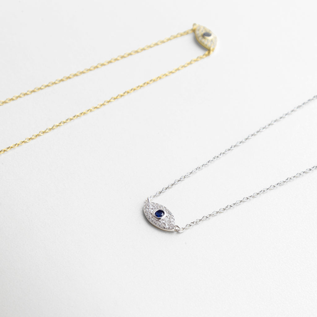 enfoque en las zirconias incrustadas, brillo sutil y elegante, corte preciso que refleja la luz, detalle que aporta sofisticación, símbolo de lujo minimalista