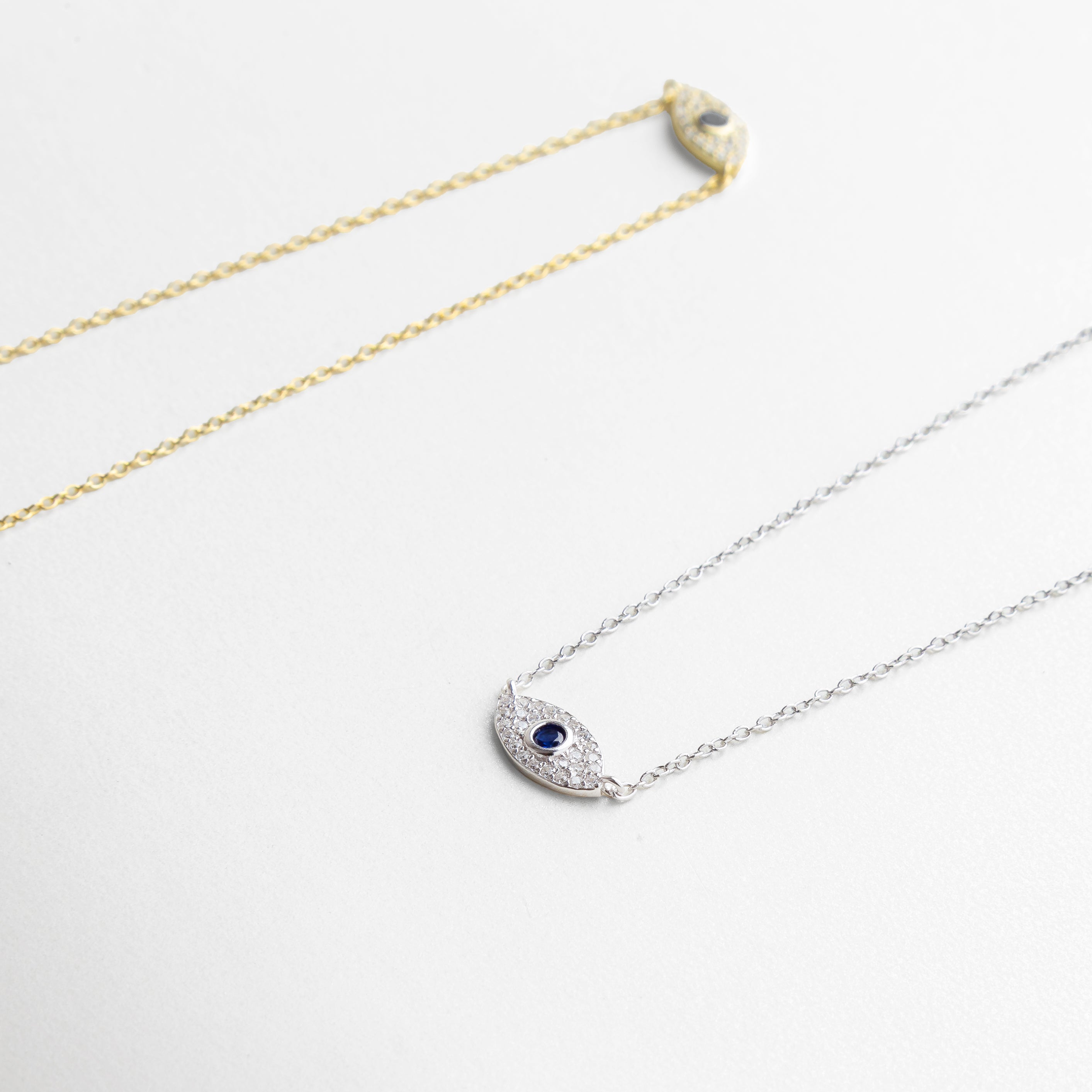 enfoque en las zirconias incrustadas, brillo sutil y elegante, corte preciso que refleja la luz, detalle que aporta sofisticación, símbolo de lujo minimalista