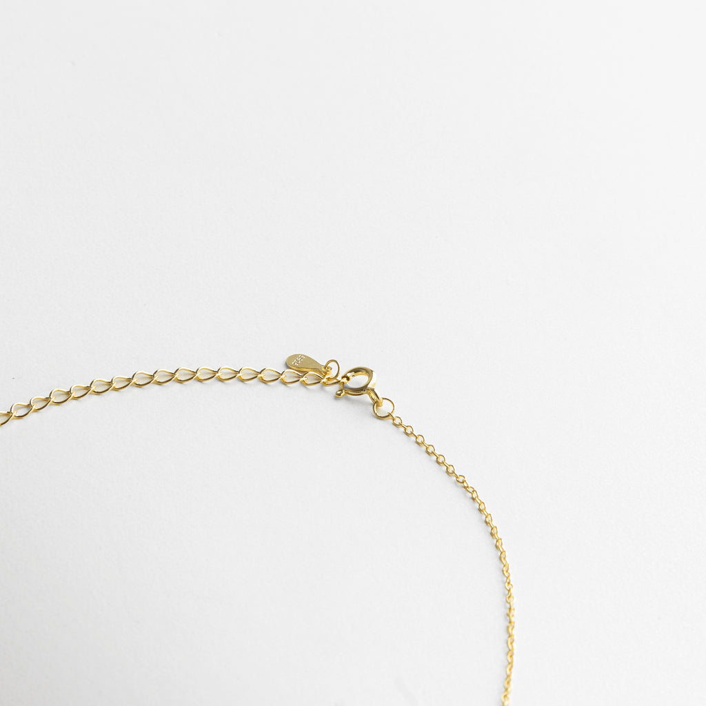 cierre ajustable en cadena dorada de 40+5 cm, broche seguro tipo reaso, extensión de cadena dorada para ajuste perfecto, detalle del broche enchapado en oro 18K, terminación pulida en el cierre y eslabones