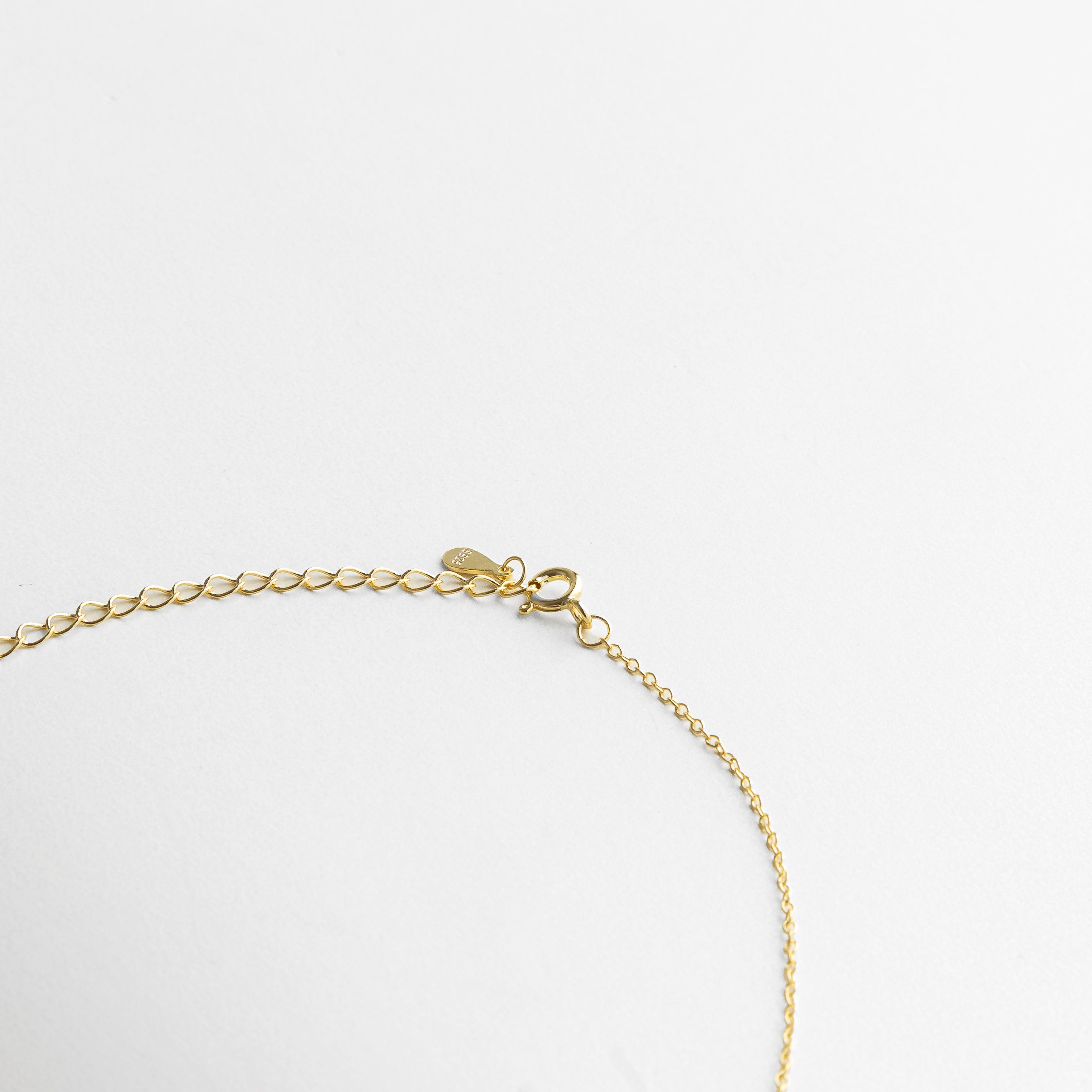 cierre ajustable en cadena dorada de 40+5 cm, broche seguro tipo reaso, extensión de cadena dorada para ajuste perfecto, detalle del broche enchapado en oro 18K, terminación pulida en el cierre y eslabones