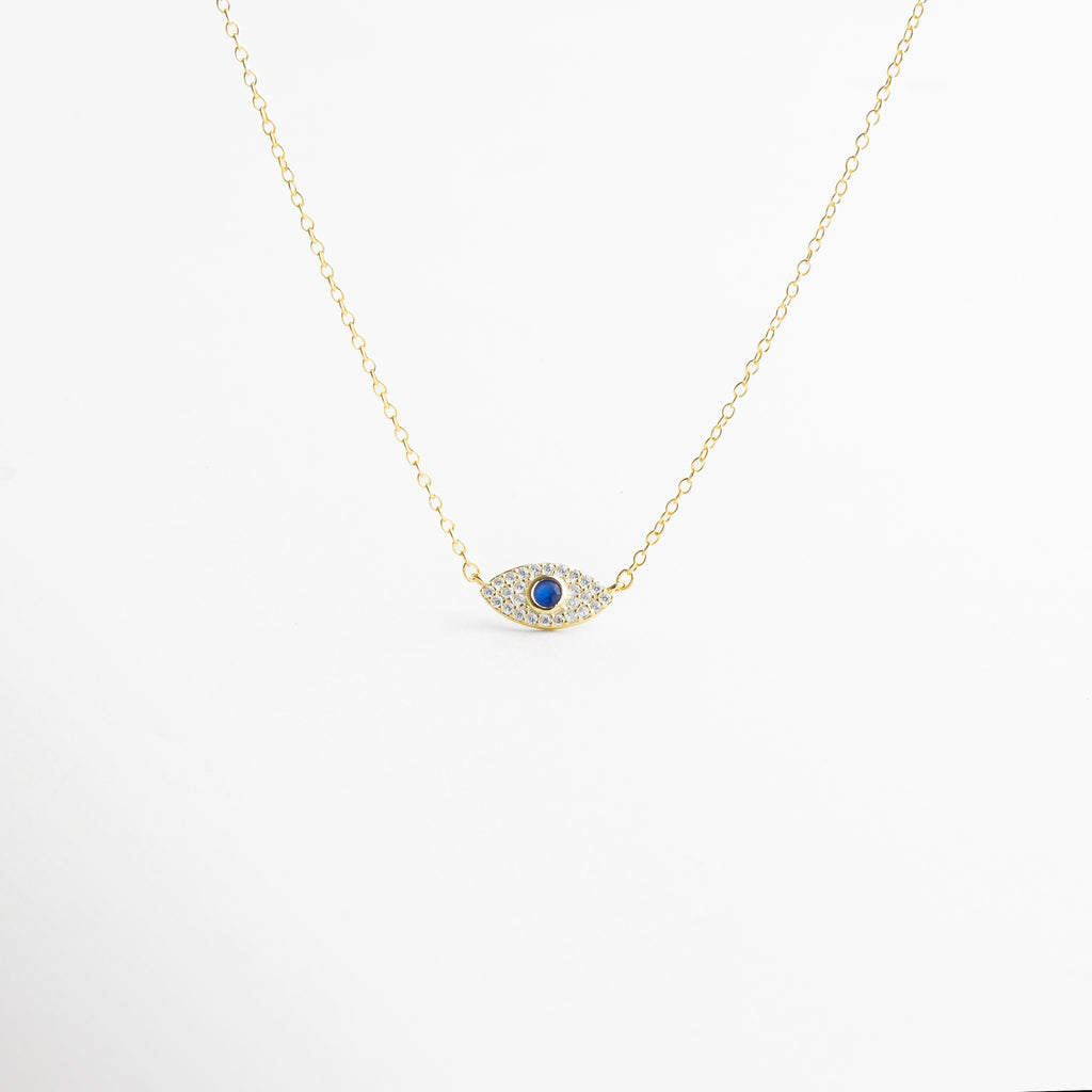 collar dorado con ojo turco de zirconias, joya protectora dorada con dije místico, collar amuleto de protección en oro 18K, collar elegante con ojo turco y brillo de zirconias, diseño minimalista con símbolo de buena fortuna