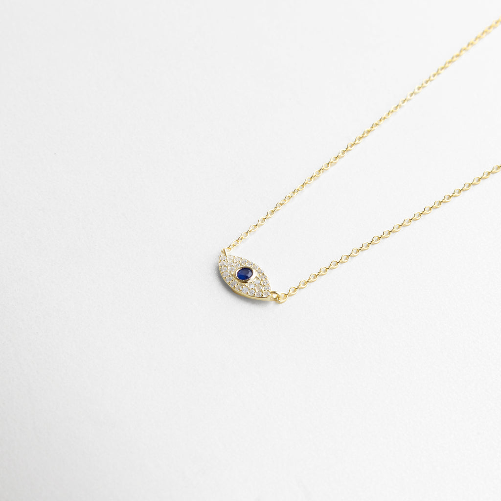 incrustaciones de zirconias en collar dorado, dije de ojo turco dorado con detalles brillantes, acabado enchapado en oro 18K de alta calidad, engaste fino en collar con amuleto protector, textura pulida y destellos en el diseño