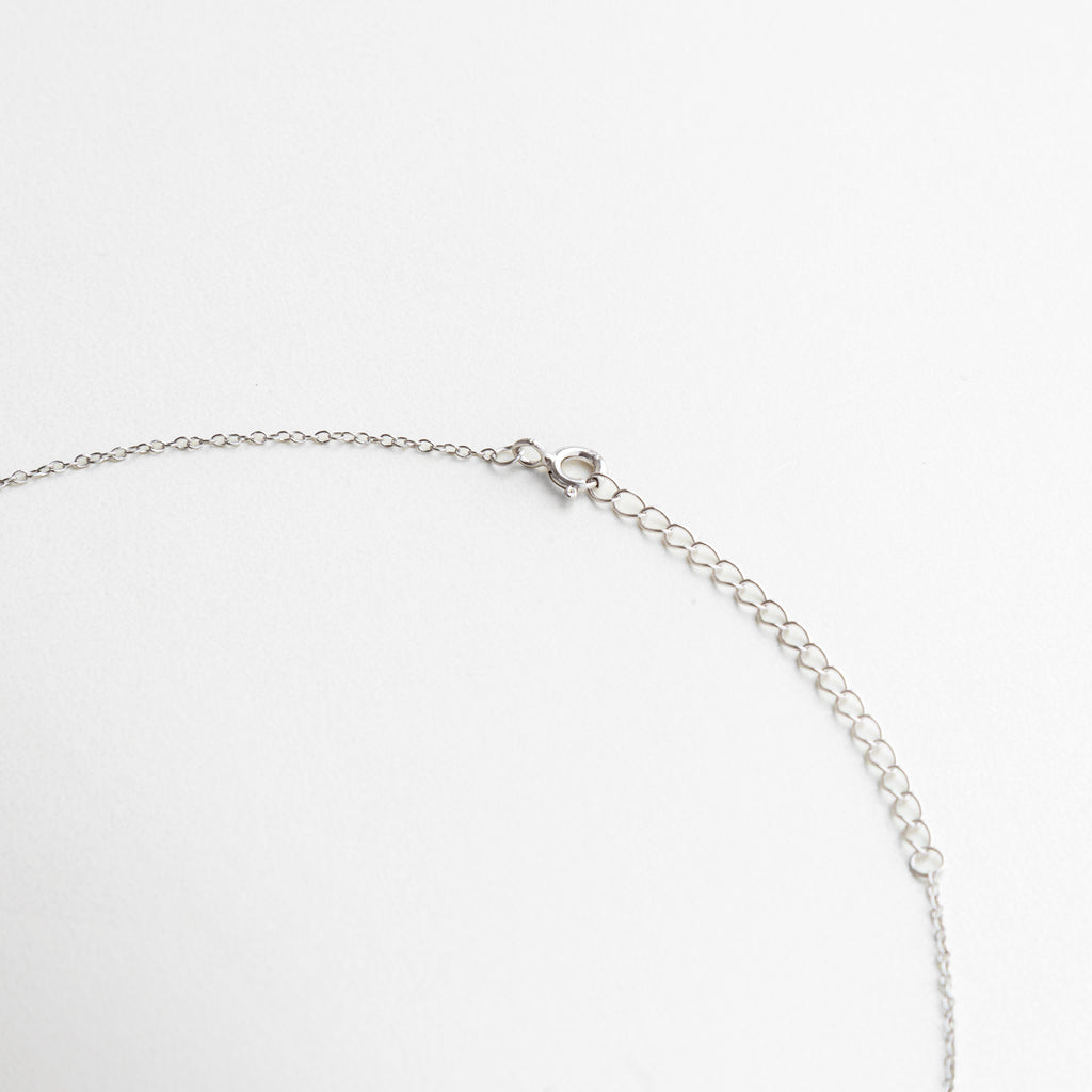 cierre de cadena seguro y funcional, acabado plateado brillante, diseño con extensión de 5 cm para ajuste personalizado, durabilidad y confort en el uso, detalles cuidados en la unión