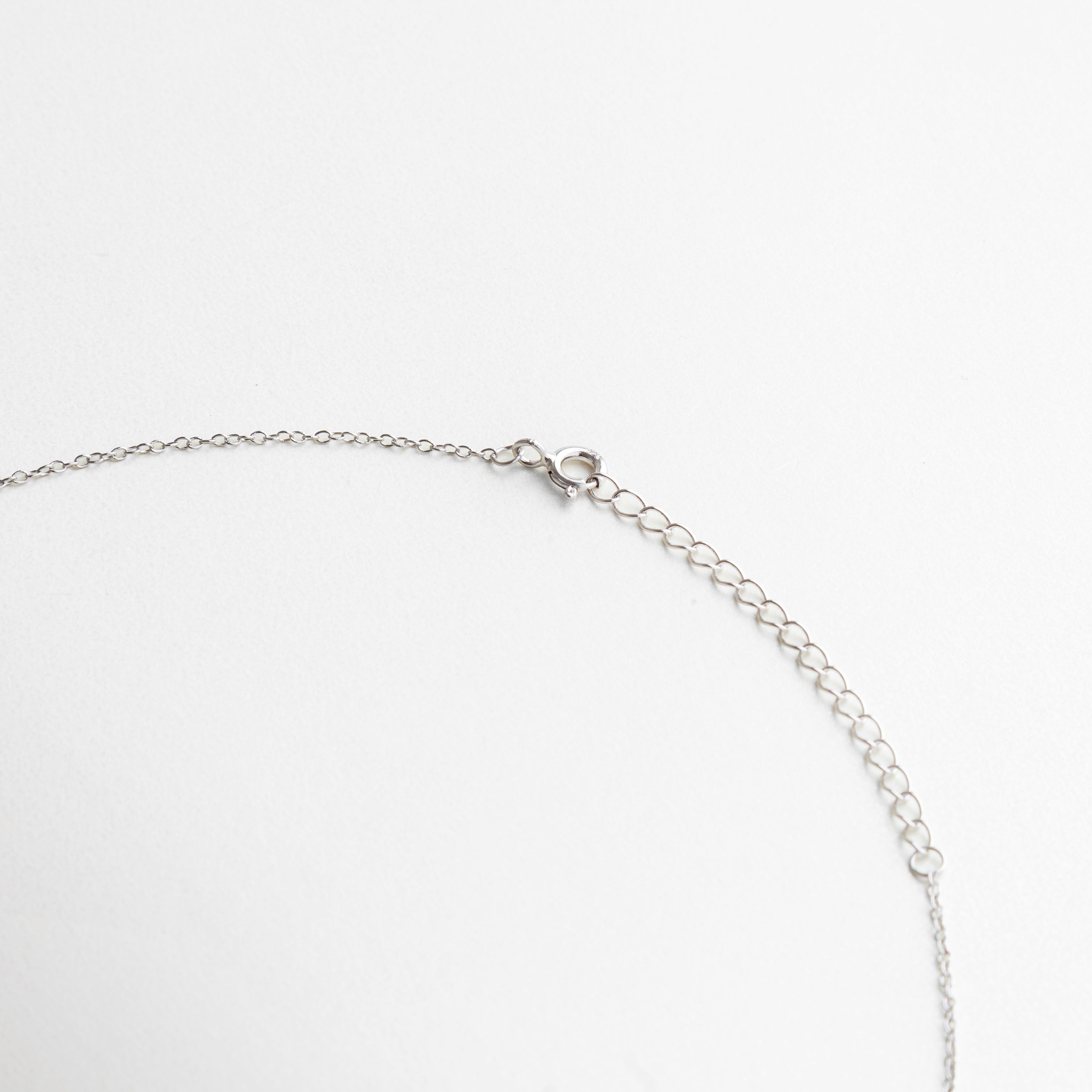 cierre de cadena seguro y funcional, acabado plateado brillante, diseño con extensión de 5 cm para ajuste personalizado, durabilidad y confort en el uso, detalles cuidados en la unión