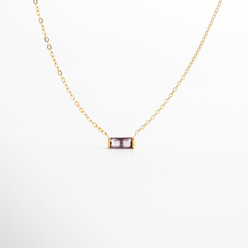 collar piedra natal febrero amatista morado vista frontal, collar birthstone febrero dije morado brillante, collar con zirconia morada febrero vista completa, collar personalizado mes enero con piedra roja, dije pequeño rojo collar de febrero