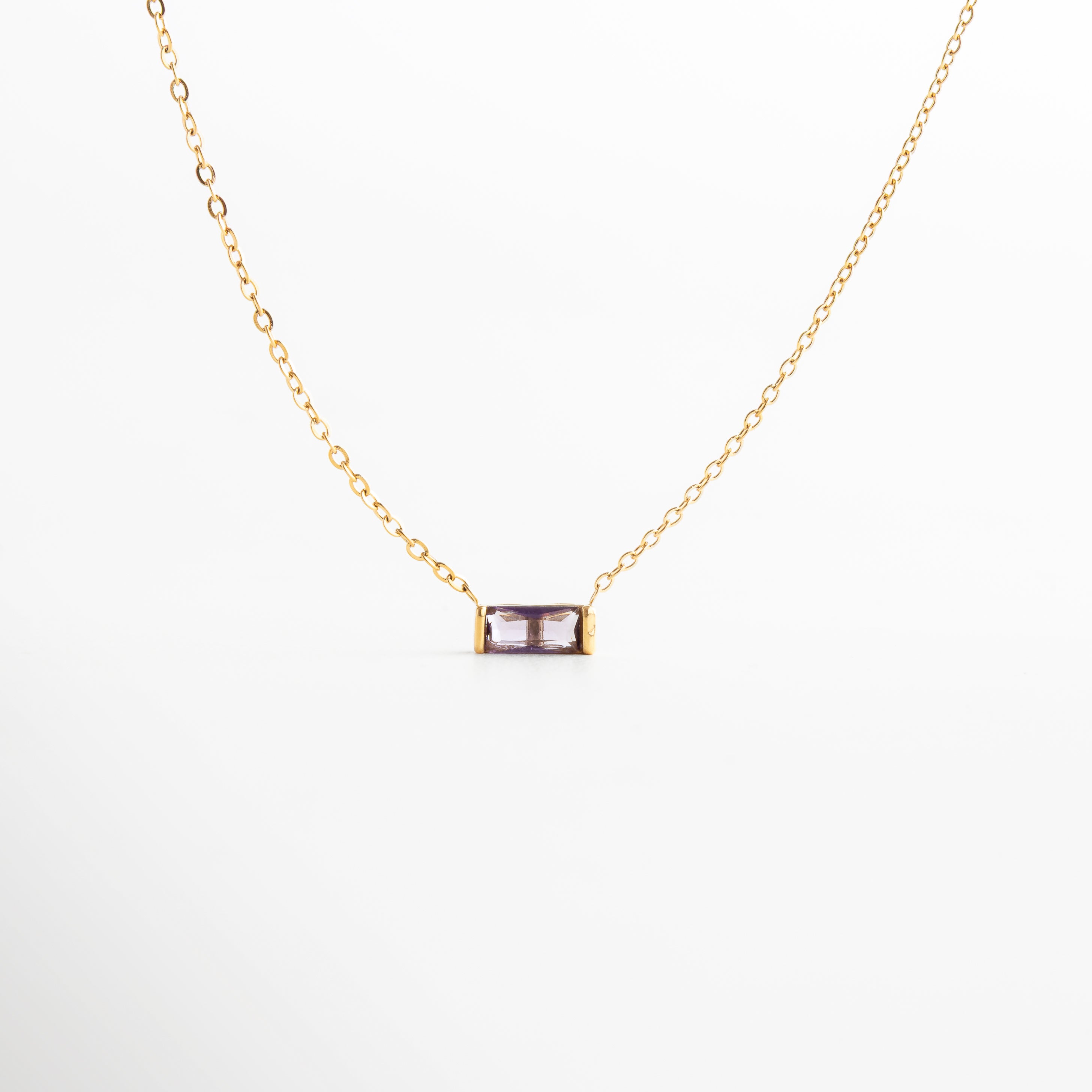 collar piedra natal febrero amatista morado vista frontal, collar birthstone febrero dije morado brillante, collar con zirconia morada febrero vista completa, collar personalizado mes enero con piedra roja, dije pequeño rojo collar de febrero