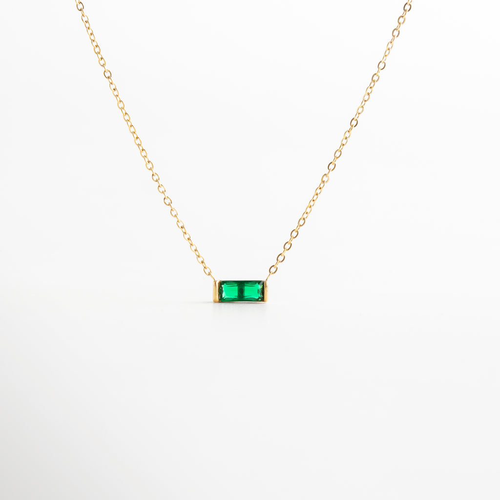 collar piedra natal mayo esmeralda verde vista frontal, collar birthstone mayo dije verde brillante, collar con zirconia verde mayo vista completa, collar personalizado mes mayo con piedra verde, dije pequeño verde collar de mayo