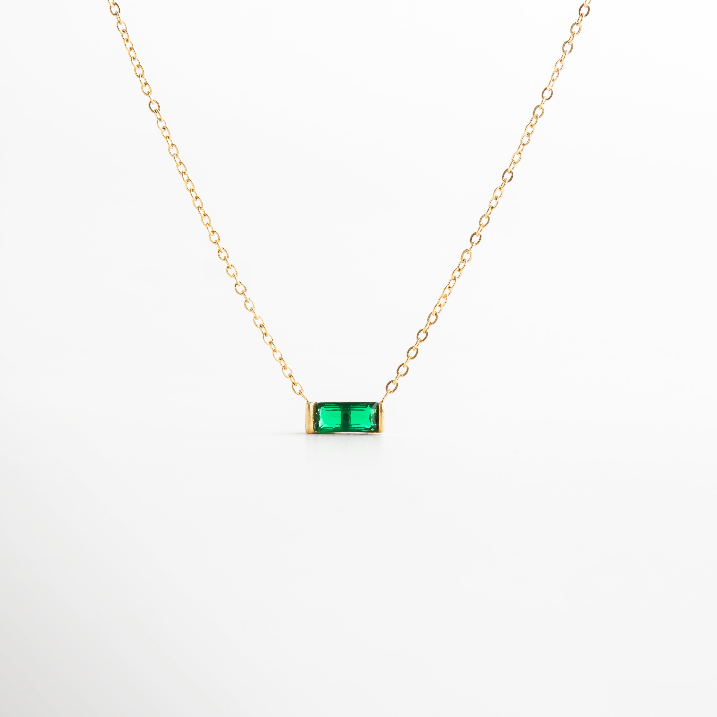 collar piedra natal mayo esmeralda verde vista frontal, collar birthstone mayo dije verde brillante, collar con zirconia verde mayo vista completa, collar personalizado mes mayo con piedra verde, dije pequeño verde collar de mayo