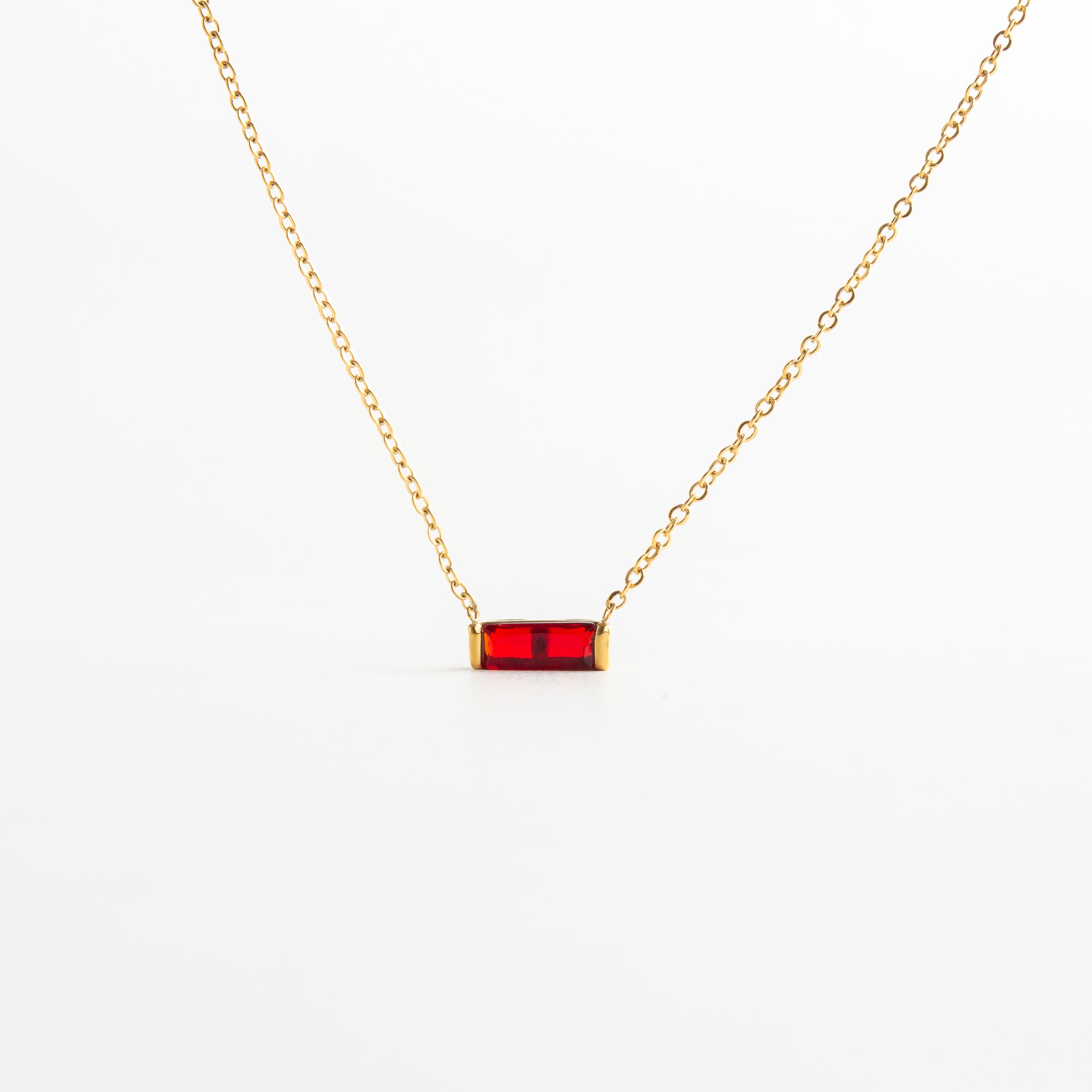 collar piedra natal enero granate rojo vista frontal, collar birthstone enero dije rojo brillante, collar con zirconia roja enero vista completa, collar personalizado mes enero con piedra roja, dije pequeño rojo collar de enero