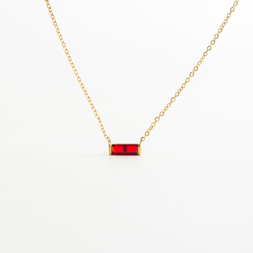 collar piedra natal enero granate rojo vista frontal, collar birthstone enero dije rojo brillante, collar con zirconia roja enero vista completa, collar personalizado mes enero con piedra roja, dije pequeño rojo collar de enero