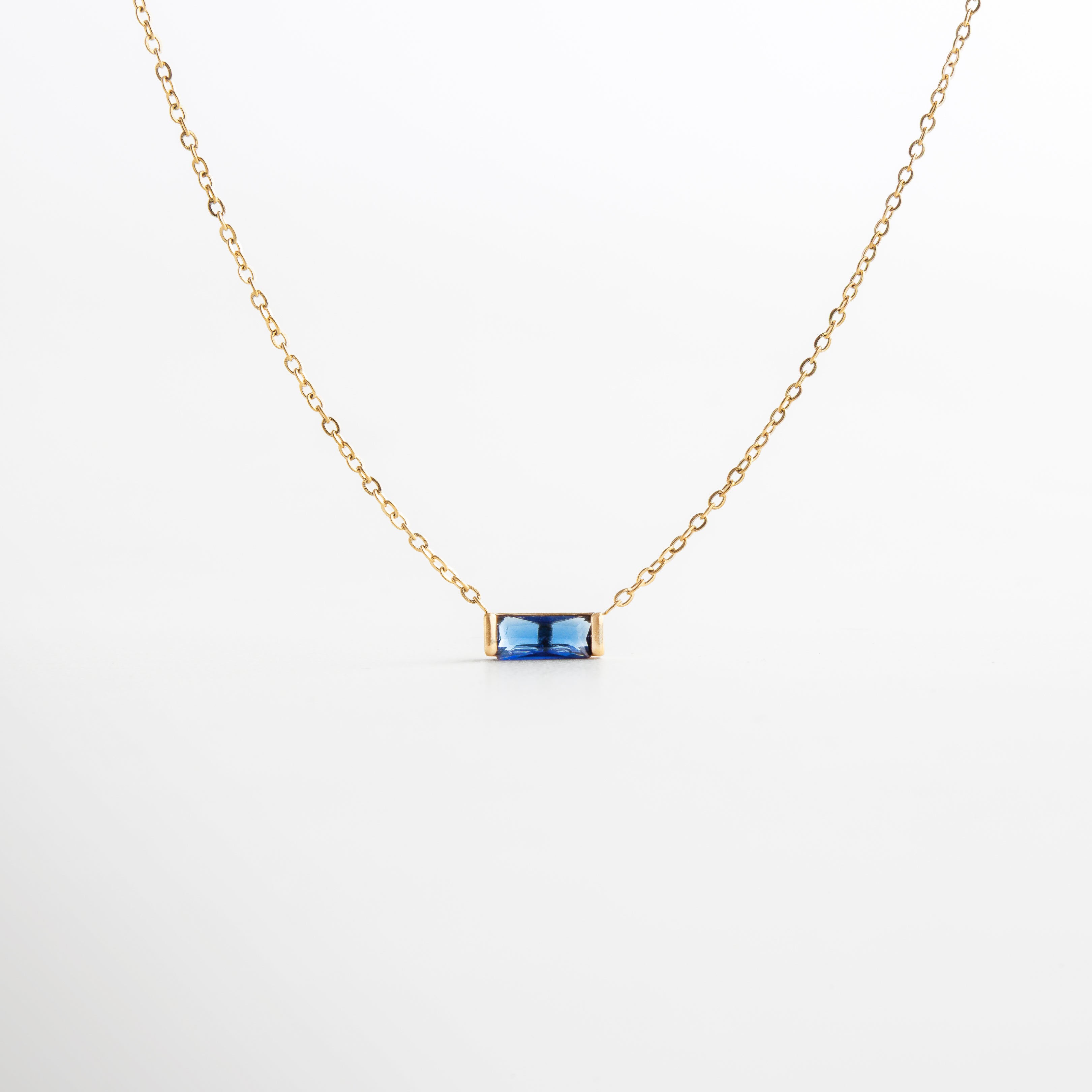 collar piedra natal septiembre zafiro azul vista frontal, collar birthstone septiembre dije azul brillante, collar con zirconia azul septiembre vista completa, collar personalizado mes septiembre con piedra azul, dije pequeño azul collar de septiembre