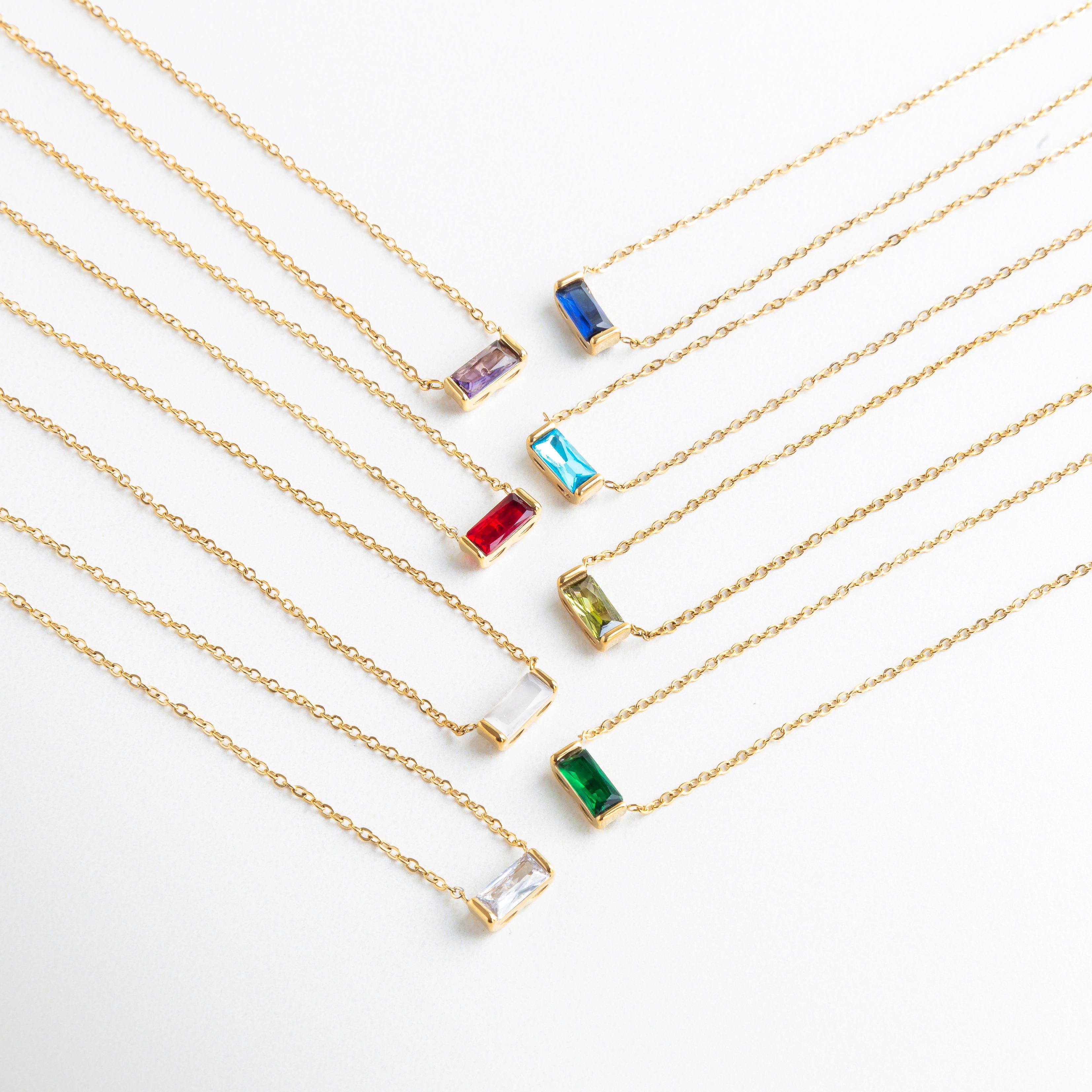 collar birthstone con piedra de color y chapa de oro, collar dorado con piedra de nacimiento, collar con zirconia de color según mes de nacimiento, collar personalizado con piedra natal, collar con dije pequeño de piedra birthston