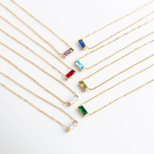 collar birthstone con piedra de color y chapa de oro, collar dorado con piedra de nacimiento, collar con zirconia de color según mes de nacimiento, collar personalizado con piedra natal, collar con dije pequeño de piedra birthston