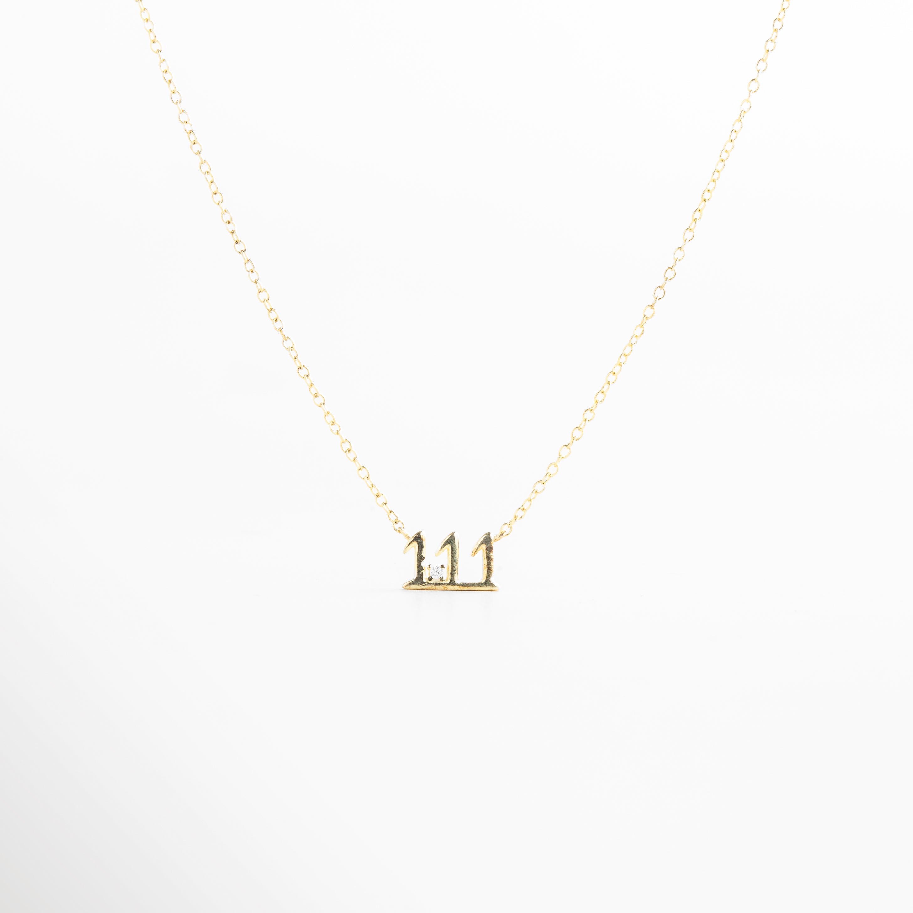 collar número 111 en dorado con zirconias brillantes, collar número angelical 111 con dije cuadrado dorado, collar espiritual 111 en plata con baño de oro 18K, collar con número 111 y zirconia, estilo delicado y moderno, collar número 111 sobre fondo neutro con brillo suti