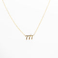 collar número 777 en dorado con zirconias brillantes, collar número angelical 777 con dije cuadrado dorado, collar espiritual 777 en plata con baño de oro 18K, collar con número 777 y zirconia, estilo delicado y moderno, collar número 777 sobre fondo neutro con brillo sutil