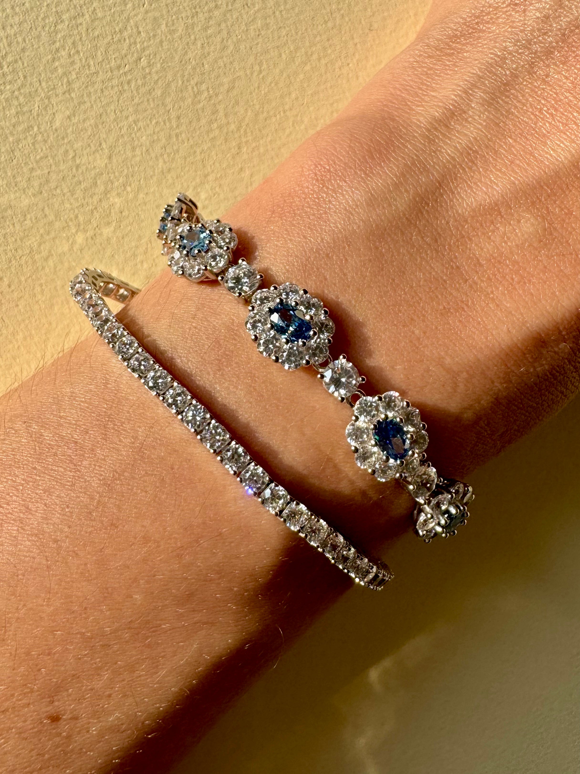 Pulsera elegante con zirconias engarzadas puesta en modelo, brillo sutil y sofisticado que refleja la luz con delicadeza, diseño atemporal ideal para looks formales o eventos especiales, accesorio femenino que transmite distinción y estilo