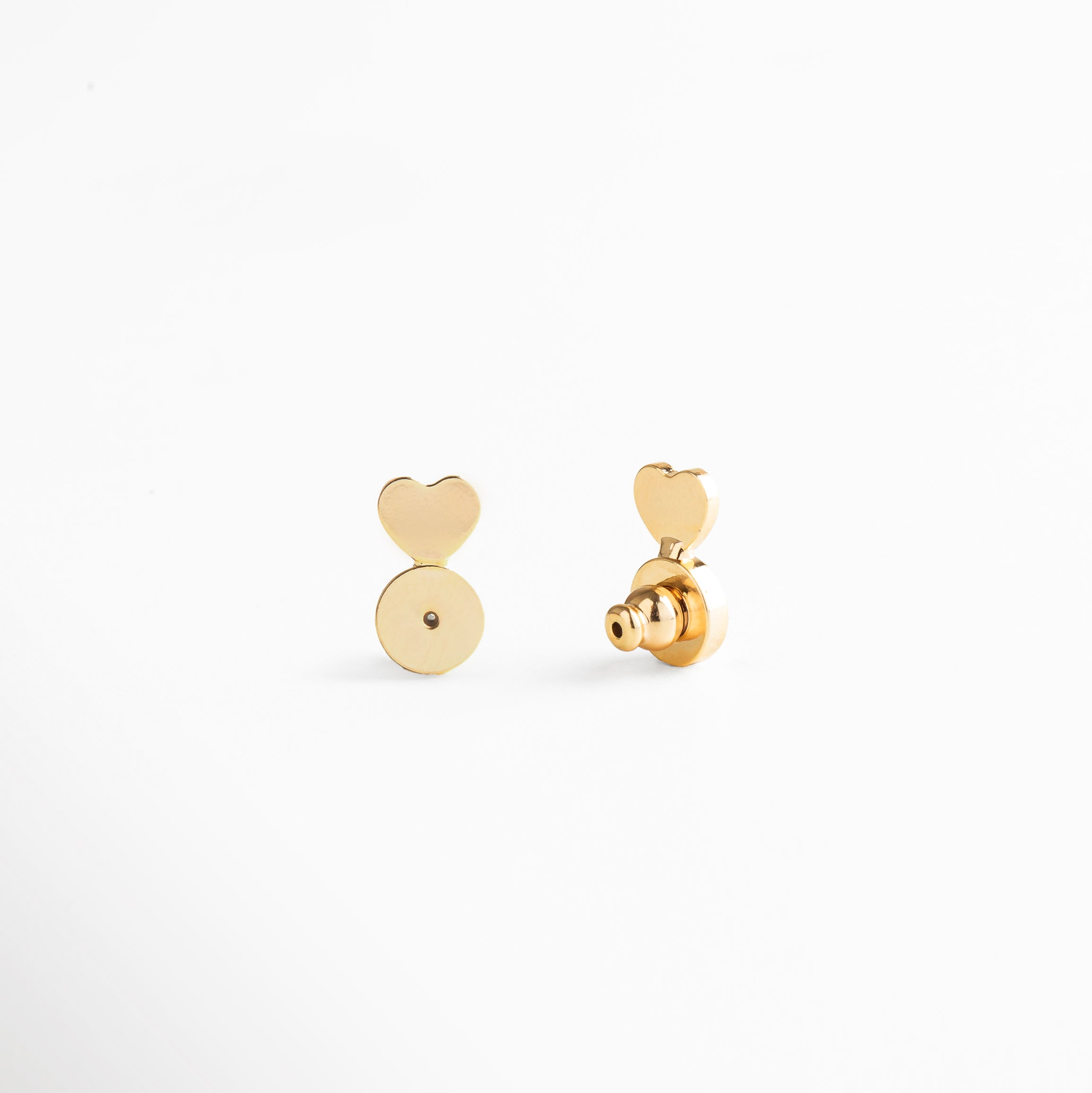Respaldo dorado para aretes con forma de corazón, accesorio funcional y elegante que ayuda a mantener los aretes firmes y rectos en el lóbulo, brindando un soporte cómodo con un diseño discreto y sofisticado