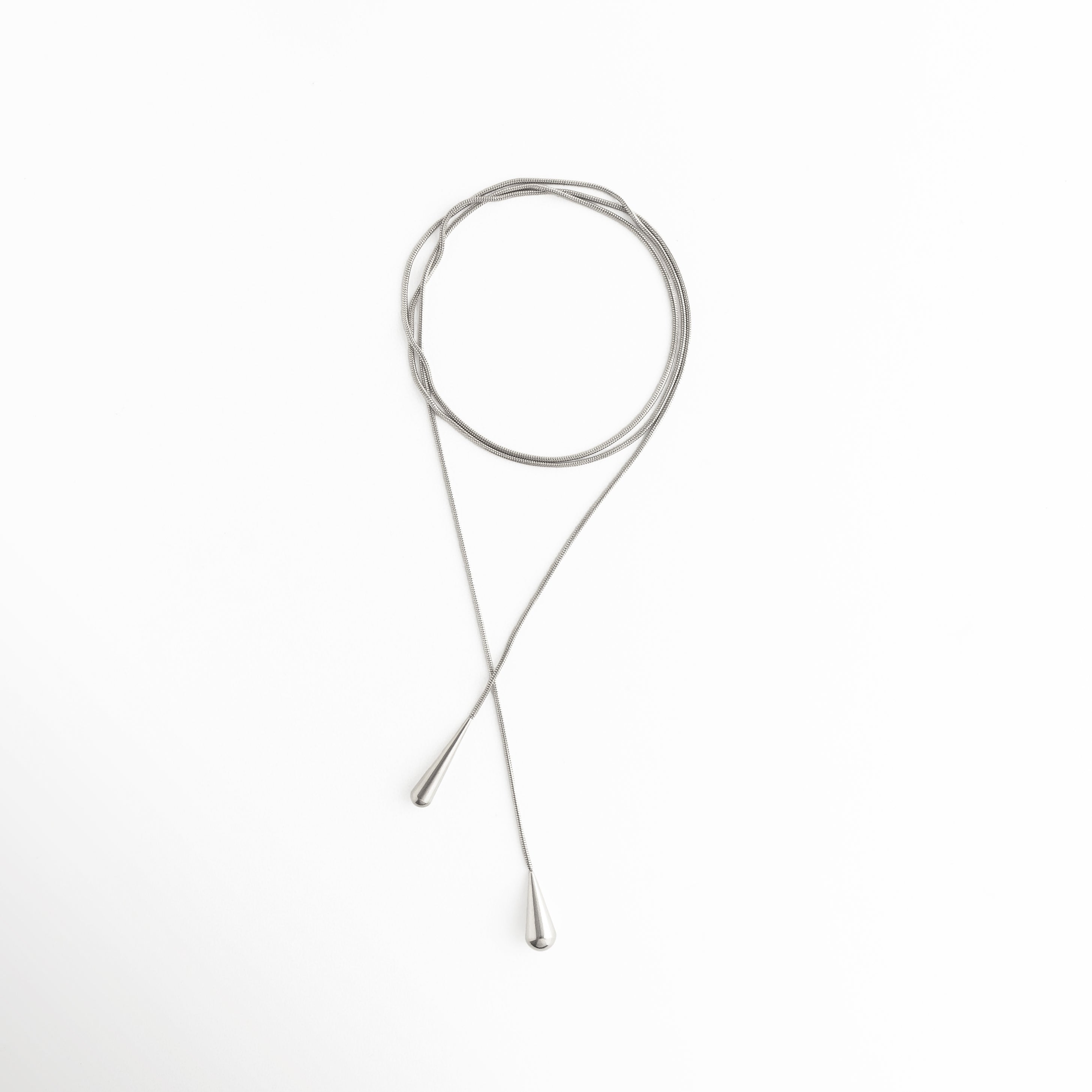 collar lariat largo vista completa, collar largo minimalista joyería moderna, collar elegante estilo lariat mujer, joyería fina collar largo contemporáneo, collar alargado diseño limpio y fluido