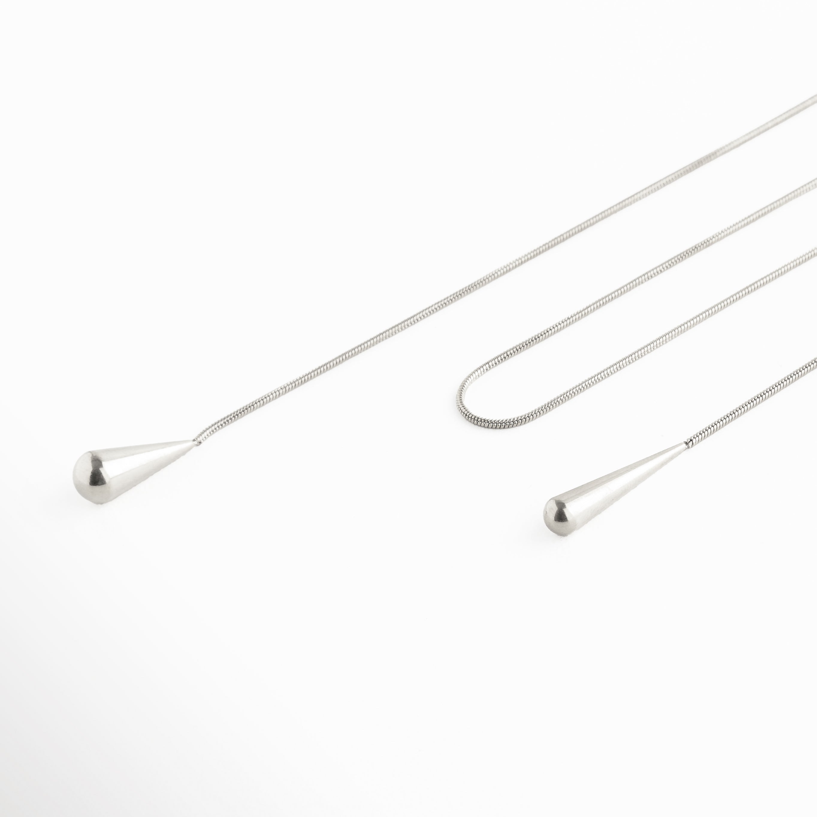 terminación de collar lariat elegante, detalle de cierre collar largo, collar lariat sin dije acabado limpio, joyería minimalista detalle final, collar largo diseño funcional