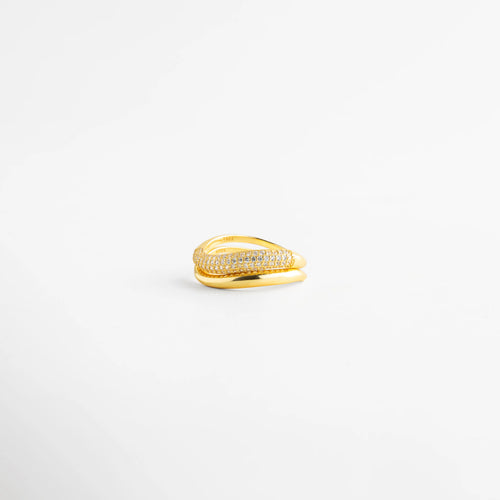 Anillo de Plata Ley 925 con diseño de doble banda entrelazada y baño de oro, Sortija de plata con incrustaciones de Diamantes AB en una de sus bandas, Anillo minimalista dorado con pavé de diamantes AB sobre fondo blanco, Joyería de Plata 925 con acabado enchapado y detalle de piedras brillantes, Anillo de diseño orgánico con dos niveles y cristales brillantes tipo Diamante AB.