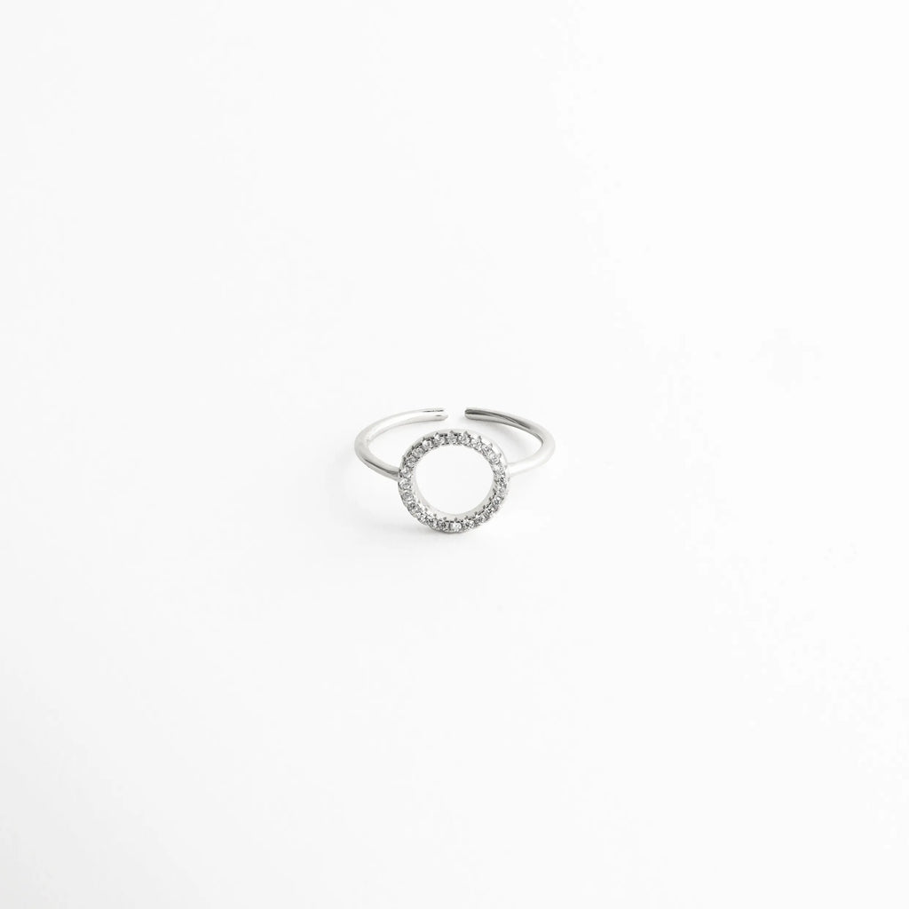 Anillo Silver Blaire de plata 925 con zirconias y acabado en oro blanco, Anillo elegante con piedras zirconia y diseño ajustable, Anillo femenino de plata con incrustaciones brillantes, Anillo minimalista con zirconias y acabado sofisticado, Anillo delicado con diseño moderno y brillo sutil