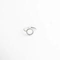 Anillo Silver Blaire de plata 925 con zirconias y acabado en oro blanco, Anillo elegante con piedras zirconia y diseño ajustable, Anillo femenino de plata con incrustaciones brillantes, Anillo minimalista con zirconias y acabado sofisticado, Anillo delicado con diseño moderno y brillo sutil