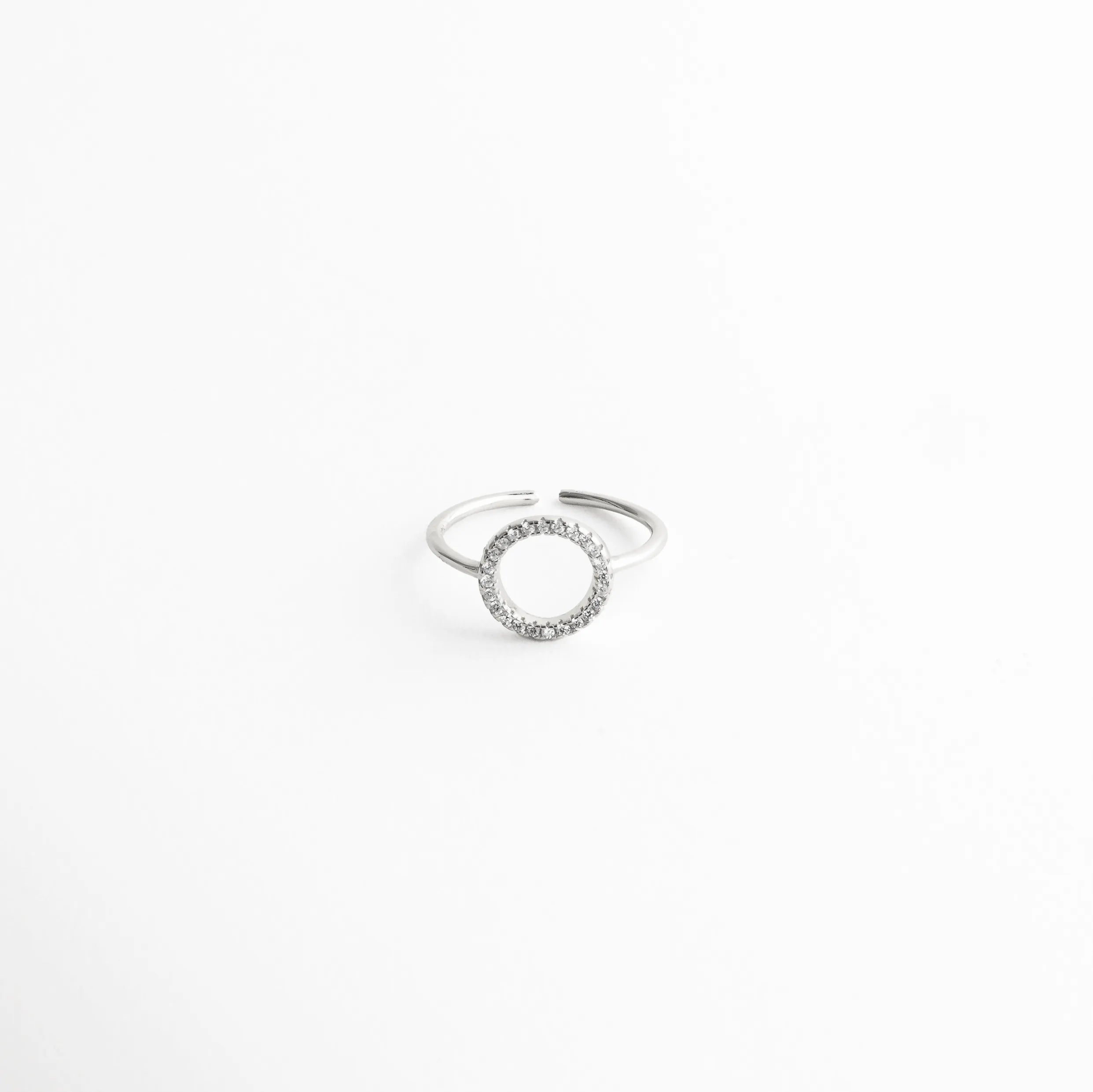 Anillo Silver Blaire de plata 925 con zirconias y acabado en oro blanco, Anillo elegante con piedras zirconia y diseño ajustable, Anillo femenino de plata con incrustaciones brillantes, Anillo minimalista con zirconias y acabado sofisticado, Anillo delicado con diseño moderno y brillo sutil