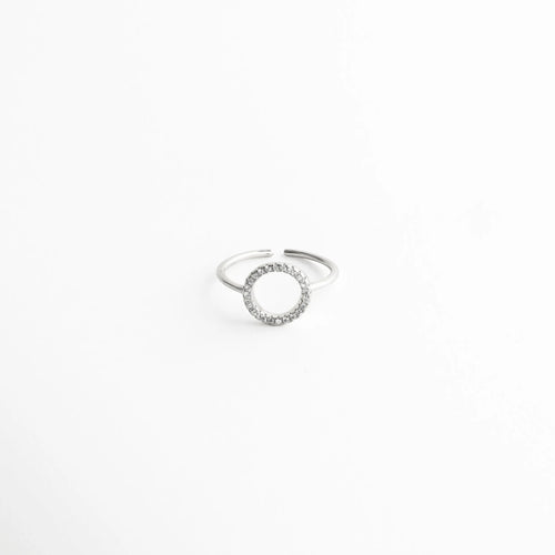 Anillo Silver Blaire de plata 925 con zirconias y acabado en oro blanco, Anillo elegante con piedras zirconia y diseño ajustable, Anillo femenino de plata con incrustaciones brillantes, Anillo minimalista con zirconias y acabado sofisticado, Anillo delicado con diseño moderno y brillo sutil