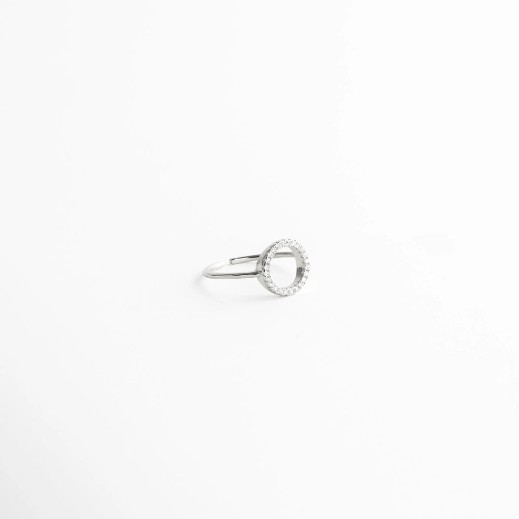 Detalle de zirconias en anillo de plata con acabado brillante, Acercamiento a piedras zirconia en anillo elegante, Zirconias brillantes en anillo minimalista, Detalle de incrustaciones en anillo Silver Blaire, Piedra zirconia reflejando luz en anillo de plata