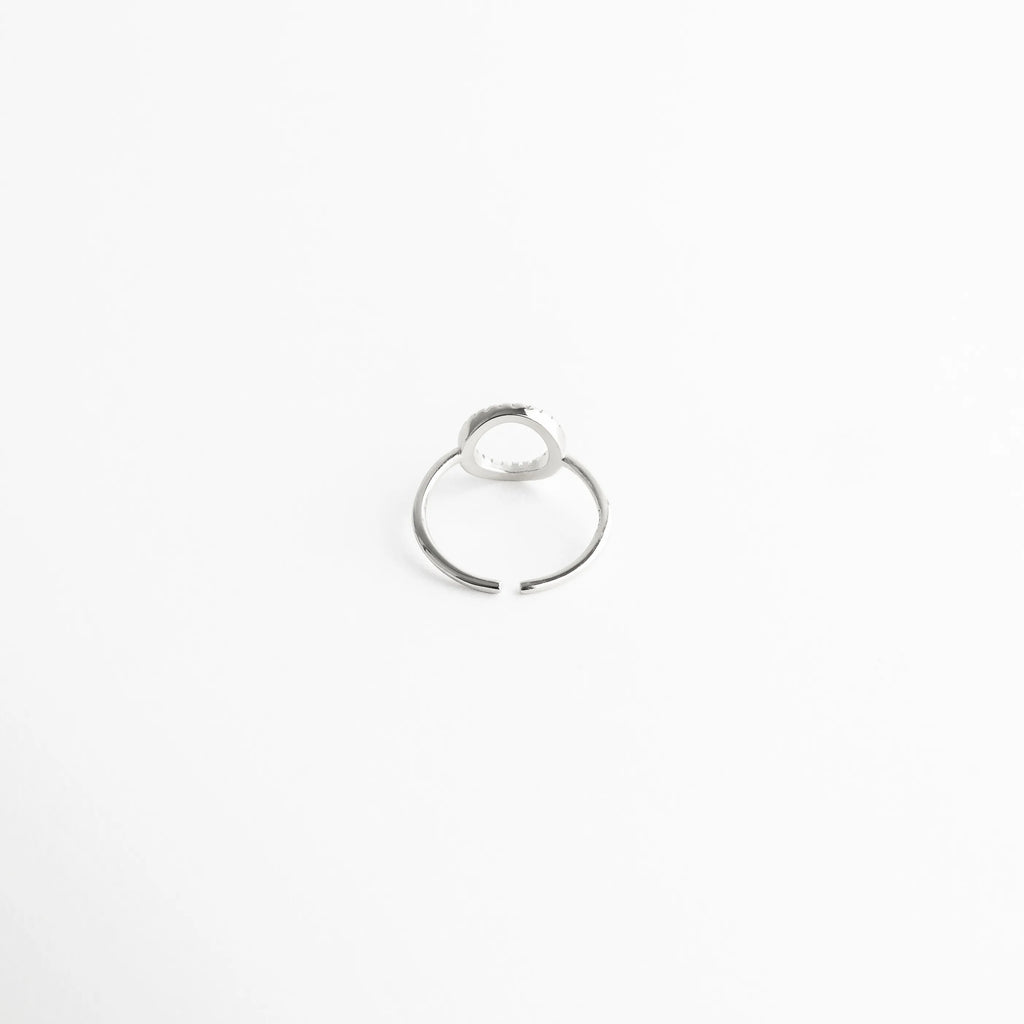 Parte trasera de anillo ajustable con acabado en oro blanco, Interior de anillo Silver Blaire con diseño abierto, Vista posterior de anillo con estructura ajustable, Anillo de plata visto desde atrás con acabado limpio, Detalle interior de anillo con diseño cómodo y elegante