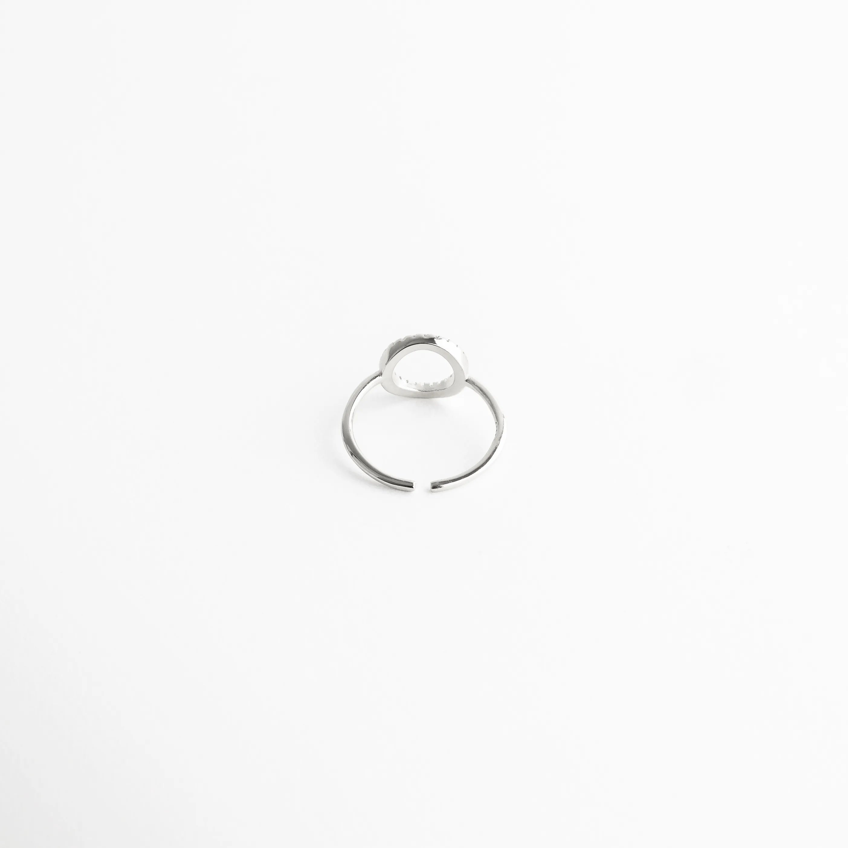 Parte trasera de anillo ajustable con acabado en oro blanco, Interior de anillo Silver Blaire con diseño abierto, Vista posterior de anillo con estructura ajustable, Anillo de plata visto desde atrás con acabado limpio, Detalle interior de anillo con diseño cómodo y elegante