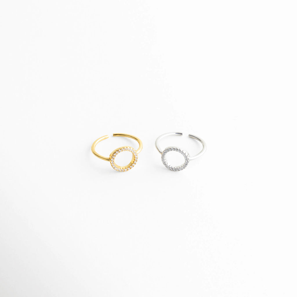 Anillo Silver Blaire en tonos dorado y plata con zirconias brillantes, Variación de anillo ajustable en acabado oro y oro blanco, Anillo con zirconias disponible en diferentes colores metálicos, Opciones de anillo elegante en dorado y plateado, Anillo ajustable con acabado brillante en dos tonos