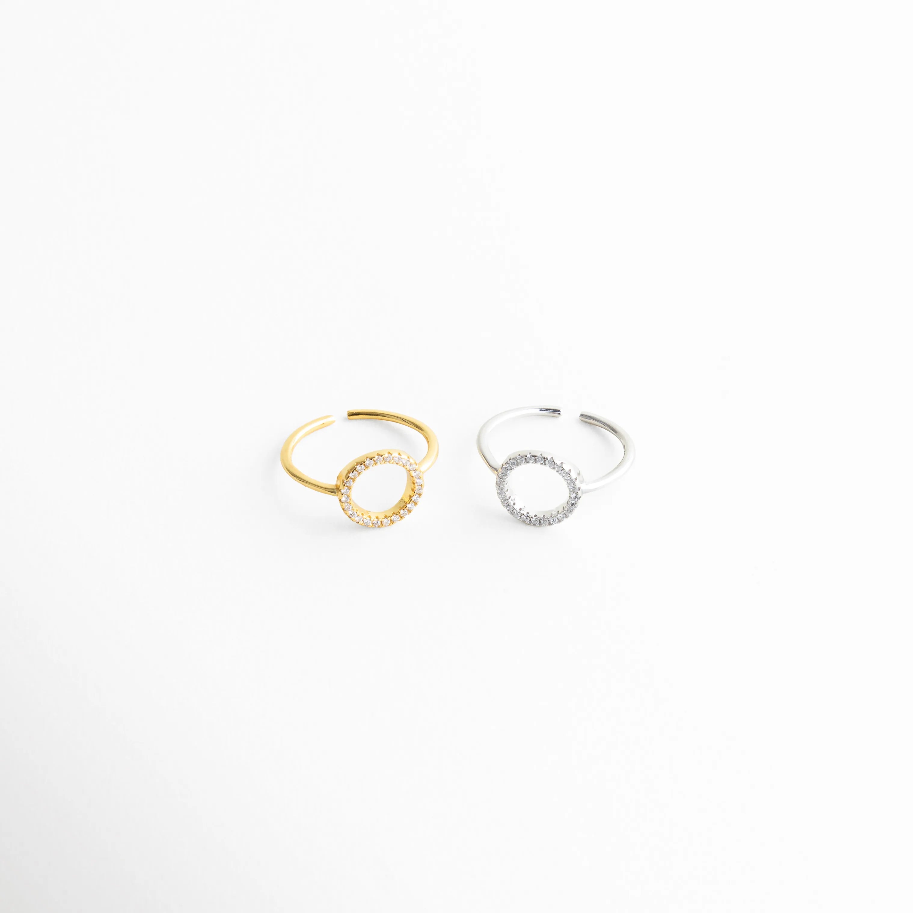 Anillo Silver Blaire en tonos dorado y plata con zirconias brillantes, Variación de anillo ajustable en acabado oro y oro blanco, Anillo con zirconias disponible en diferentes colores metálicos, Opciones de anillo elegante en dorado y plateado, Anillo ajustable con acabado brillante en dos tonos