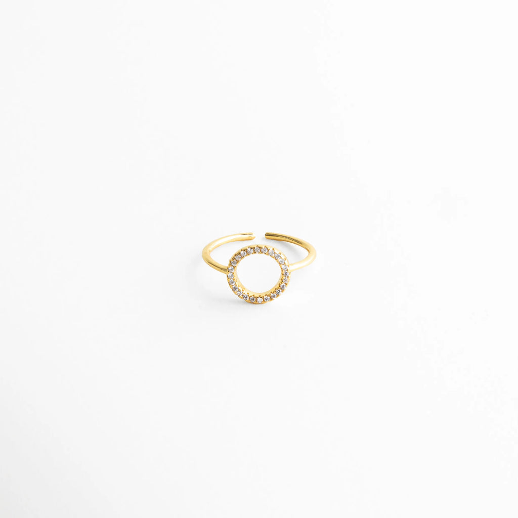 Anillo Golden Blaire de plata 925 con baño en oro 18K y zirconias, Anillo dorado elegante con zirconias y diseño ajustable, Anillo femenino con piedras brillantes y acabado en oro, Anillo moderno dorado con zirconias y diseño delicado, Anillo ajustable con acabado brillante y estilo sofisticado