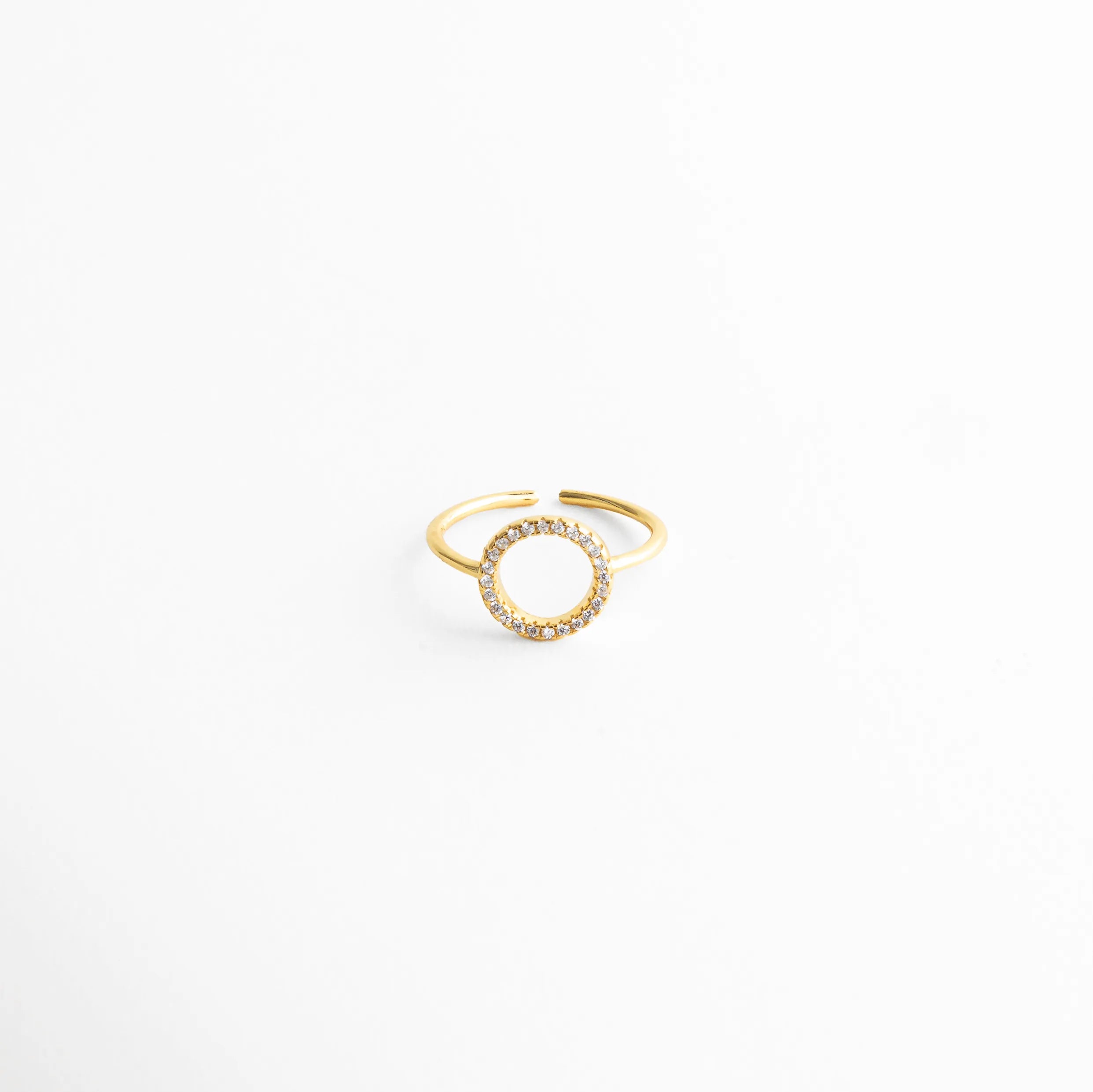Anillo Golden Blaire de plata 925 con baño en oro 18K y zirconias, Anillo dorado elegante con zirconias y diseño ajustable, Anillo femenino con piedras brillantes y acabado en oro, Anillo moderno dorado con zirconias y diseño delicado, Anillo ajustable con acabado brillante y estilo sofisticado