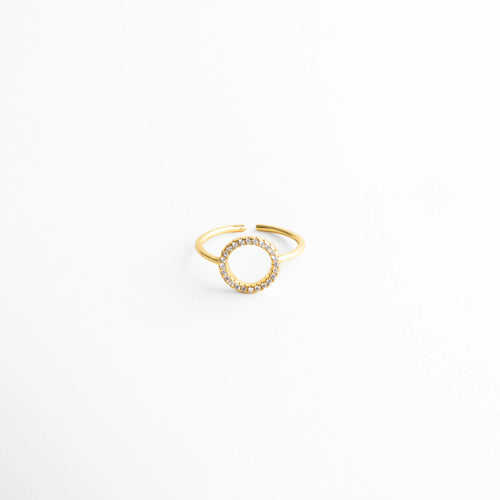 Anillo Golden Blaire de plata 925 con baño en oro 18K y zirconias, Anillo dorado elegante con zirconias y diseño ajustable, Anillo femenino con piedras brillantes y acabado en oro, Anillo moderno dorado con zirconias y diseño delicado, Anillo ajustable con acabado brillante y estilo sofisticado