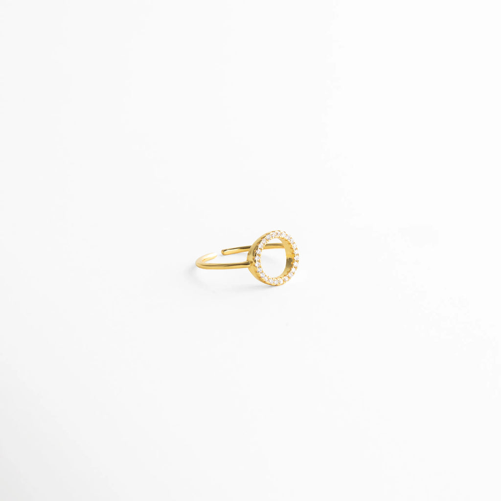 Vista lateral de anillo dorado con zirconias y diseño abierto, Perfil de anillo ajustable con acabado en oro 18K, Anillo Golden Blaire visto de lado con piedras brillantes, Diseño lateral de anillo elegante con zirconias, Anillo dorado con estructura fina y acabado pulido
