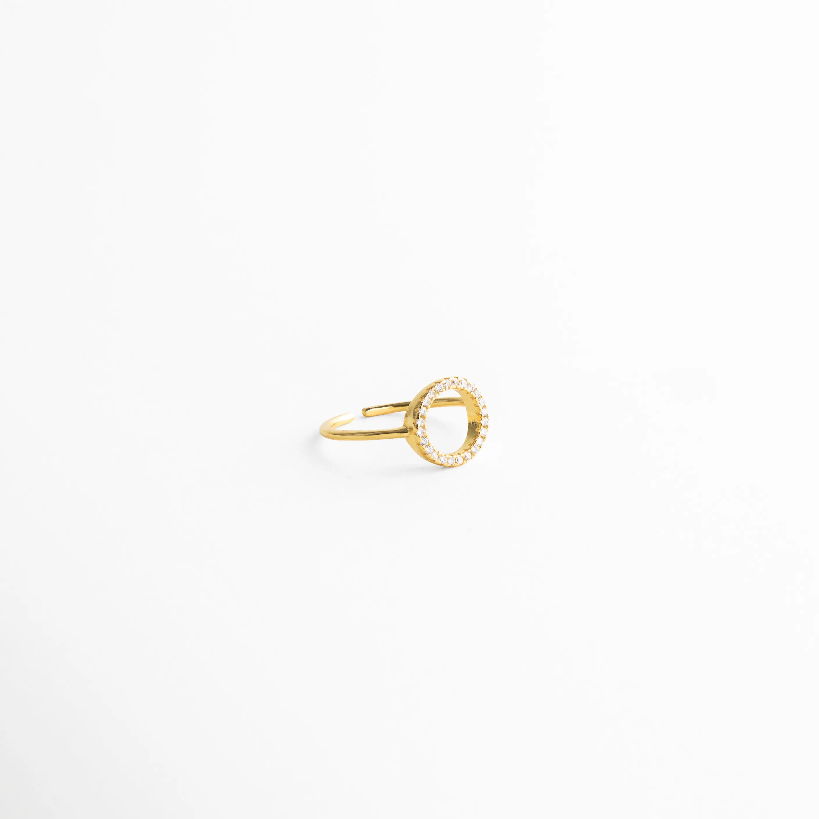 Vista lateral de anillo dorado con zirconias y diseño abierto, Perfil de anillo ajustable con acabado en oro 18K, Anillo Golden Blaire visto de lado con piedras brillantes, Diseño lateral de anillo elegante con zirconias, Anillo dorado con estructura fina y acabado pulido